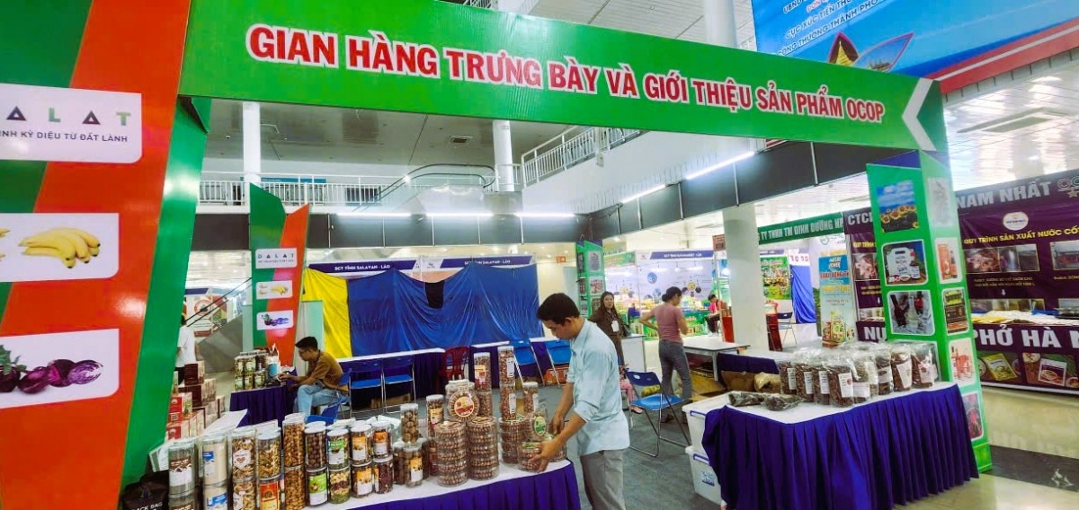 Các sản phẩm và hàng hóa trưng bày tại hội chợ đa dạng, phong phú thuộc nhiều lĩnh vực, trong đó đáng chú ý là các sản phẩm làng nghề truyền thống, sản phẩm OCOP.