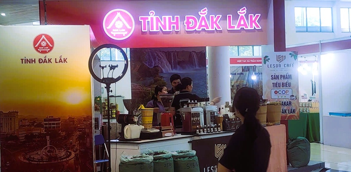 Trong khi đó, gian hàng của tỉnh Đắk Lak lại hấp dẫn với các sản phẩm cà phê, đặc sản của núi rừng Tây Nguyên