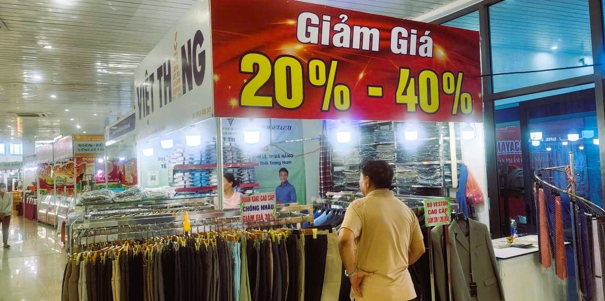 Tại hội chợ năm nay, các doanh nghiệp đã đưa ra nhiều chương trình khuyến mãi hấp dẫn, có gian hàng tổ chức khuyến mãi lên đến 40%.