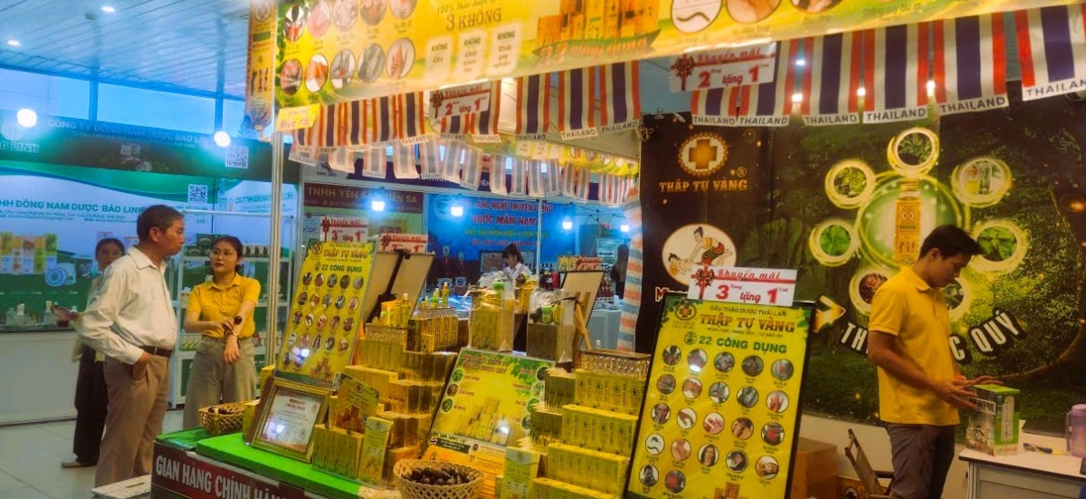 Gian hàng của các doanh nghiệp đến từ Thái Lan lại hấp dẫn người tiêu dùng với các sản phẩm mỹ phẩm, chăm sóc sức khỏe…