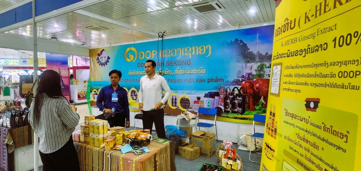 Gian hàng của doanh nghiệp đến từ nước bạn Lào cũng thu hút sự quan tâm của nhiều người tiêu dùng.