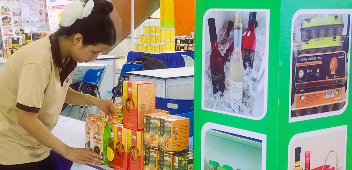 Nhiều doanh nghiệp đã có sự chuẩn bị kỹ càng, lựa chọn các sản phẩm tiêu biểu để tham gia Hội chợ EWEC - Đà Nẵng năm 2025. Được biết, doanh nghiệp đủ điều kiện sẽ được nhà nước hỗ trợ 50% chi phí (tối đa 10 triệu đồng/đơn vị), doanh nghiệp đóng 5 triệu đồng/gian (sau hỗ trợ), tự túc chi phí vận chuyển, ăn ở, đi lại…