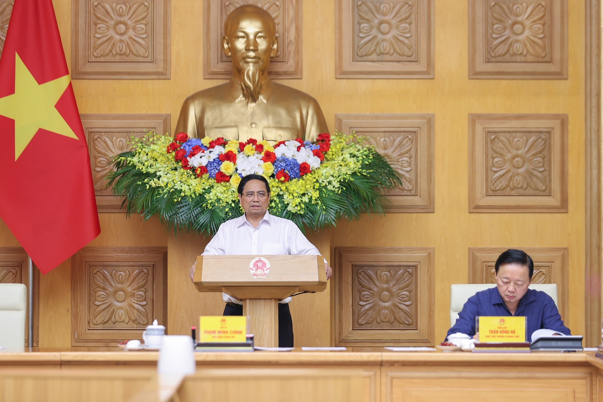 Thủ tướng yêu cầu tập trung vào 9 nhiệm vụ cấp bách, xem xét thứ tự ưu tiên để tập trung nguồn lực, lực lượng để xử lý cụ thể - Ảnh: VGP/Nhật Bắc