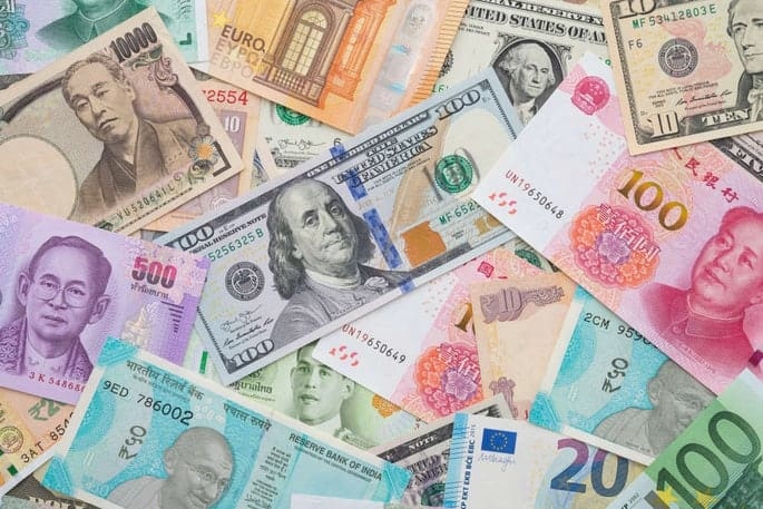 Dù giảm giá mạnh, USD vẫn là đồng tiền dự trữ số một thế giới