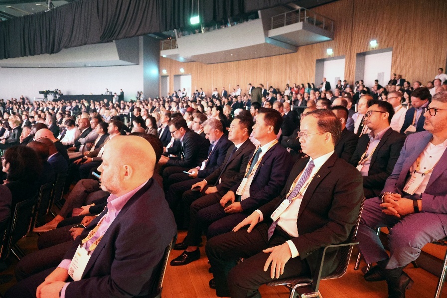 Phó Thống đốc NHNN Nguyễn Ngọc Cảnh tháp tùng Phó Thủ tướng dự Hội nghị SIBOS 2025