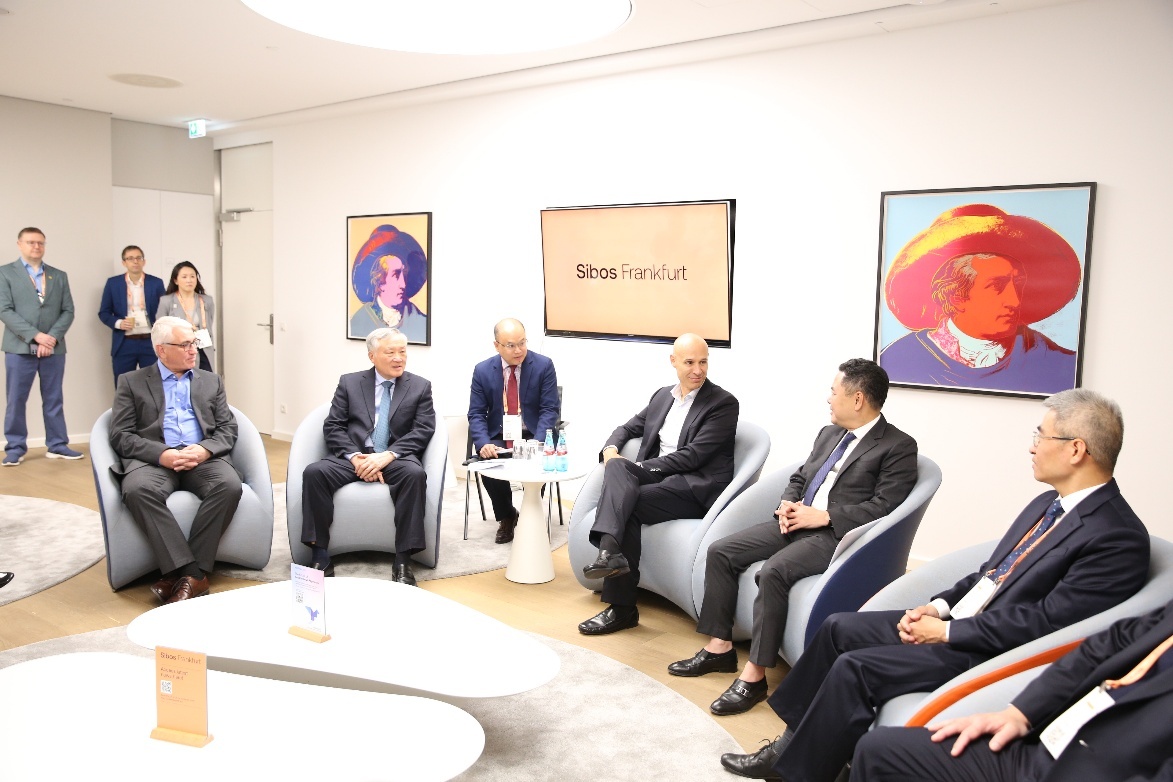 Đoàn Việt Nam làm việc với Lãnh đạo SWIFT