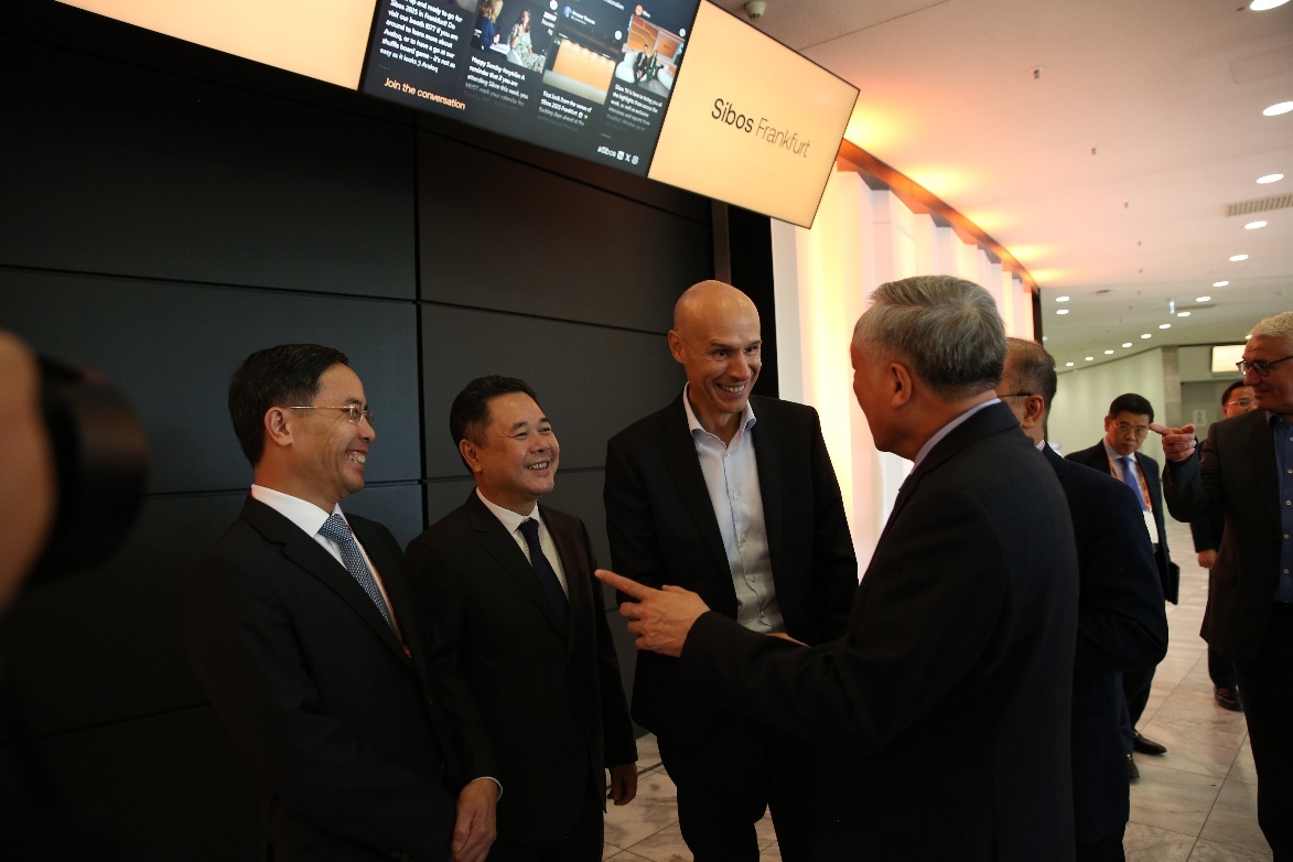 Phó Thống đốc NHNN Nguyễn Ngọc Cảnh tháp tùng Phó Thủ tướng dự Hội nghị SIBOS 2025