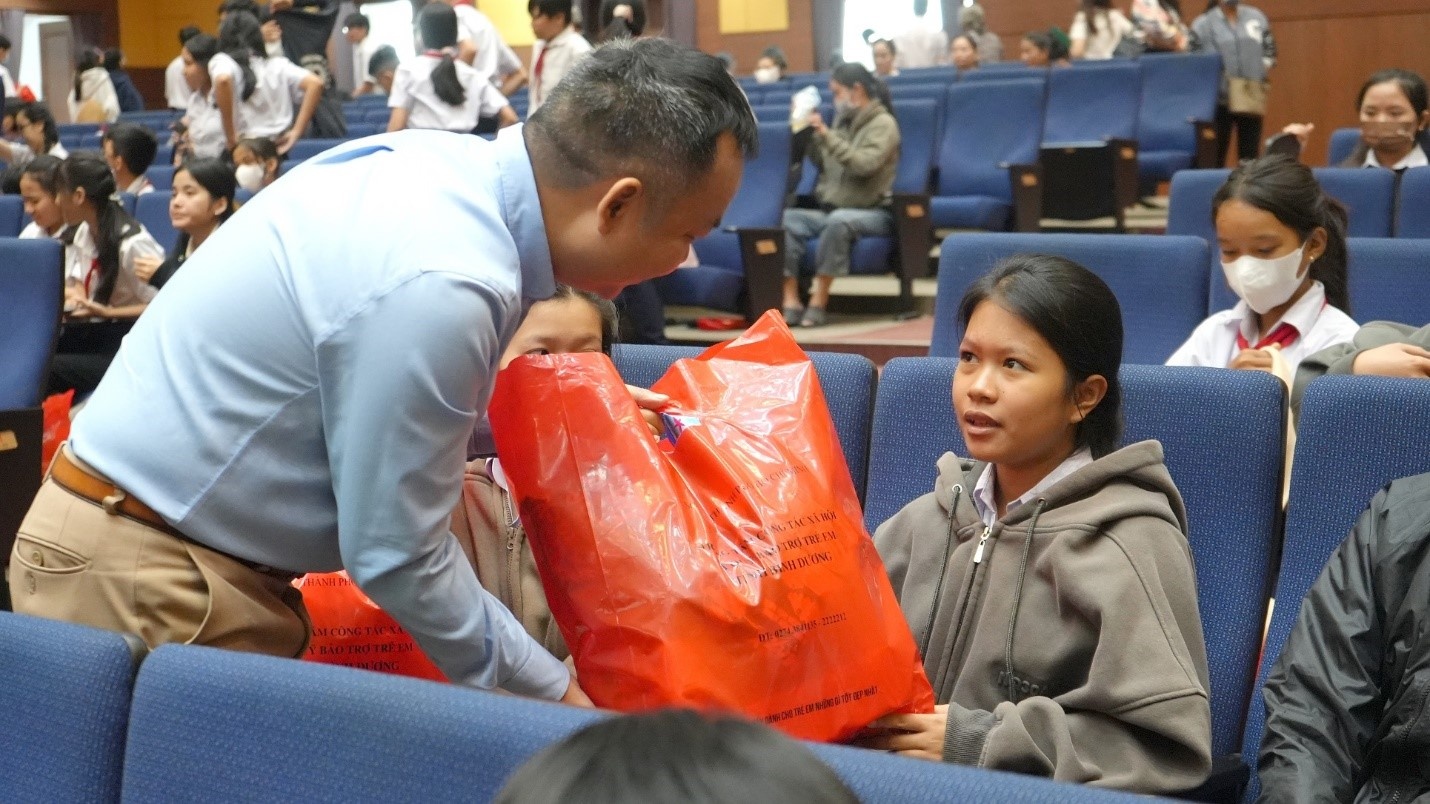 Từng phần quà yêu thương gửi đến các em thiếu nhi cùng lời chúc về một mùa trăng ấm áp, vui tươi.