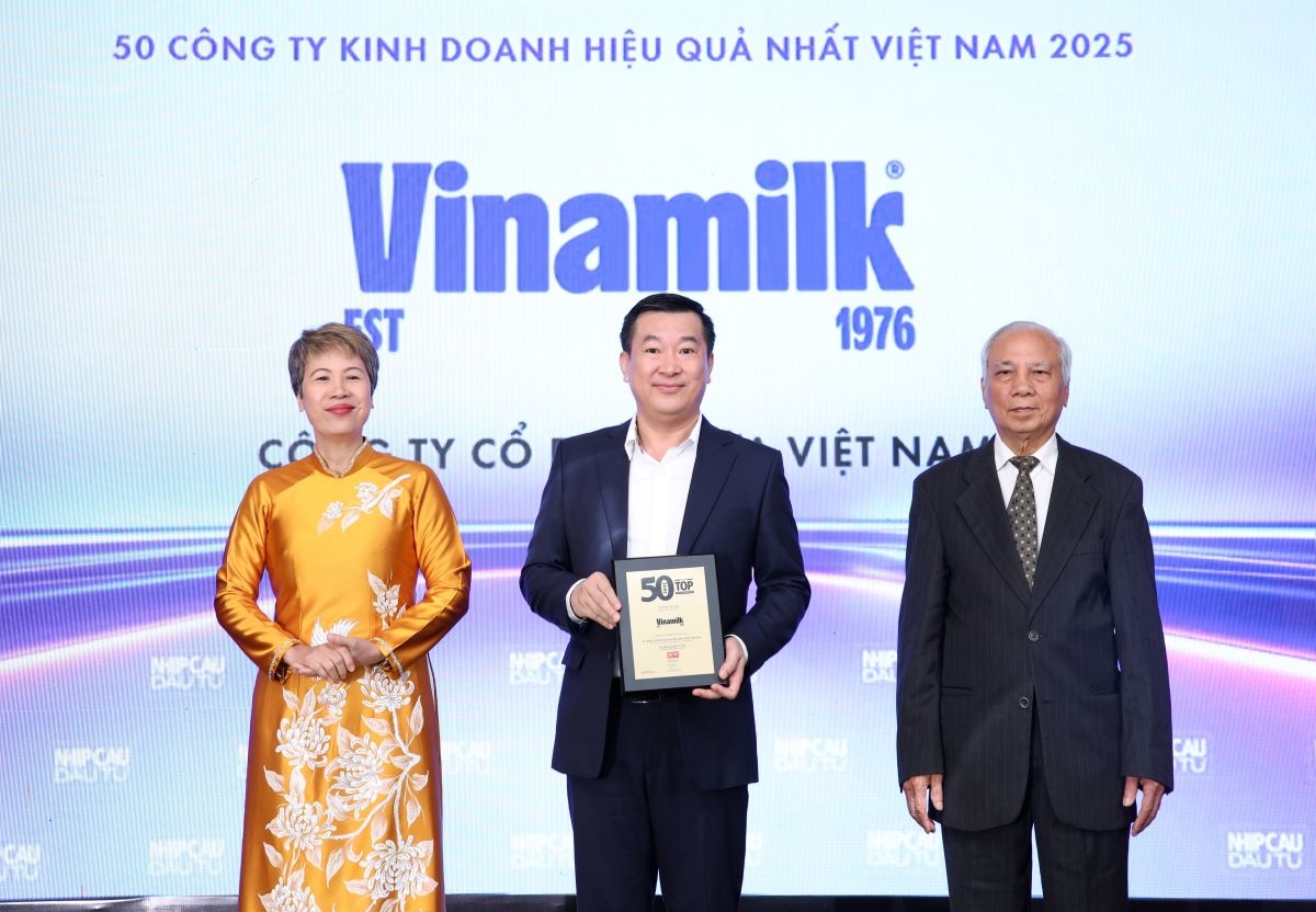 Đại diện Vinamilk - Ông Đỗ Thanh Tuấn, Giám đốc Đối ngoại - nhận vinh danh Top 50 Công ty kinh doanh hiệu quả nhất Việt Nam 2025 – Ảnh: Nguyễn Hoàng
