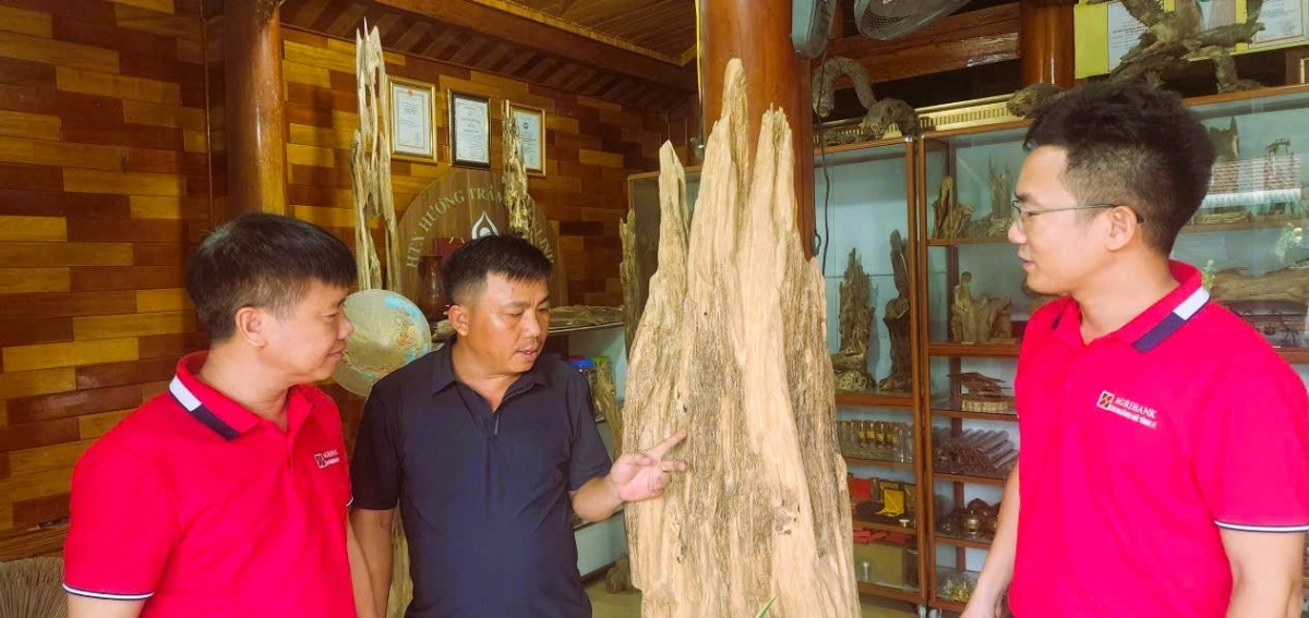 Với sự tiếp sức từ Agribank Hà Tĩnh II, HTX hương trầm Hiền Linh, ở xã Phúc Trạch có thêm điều kiện phát triển các sản phẩm, chinh phục khách hàng cả trong lẫn ngoài nước.