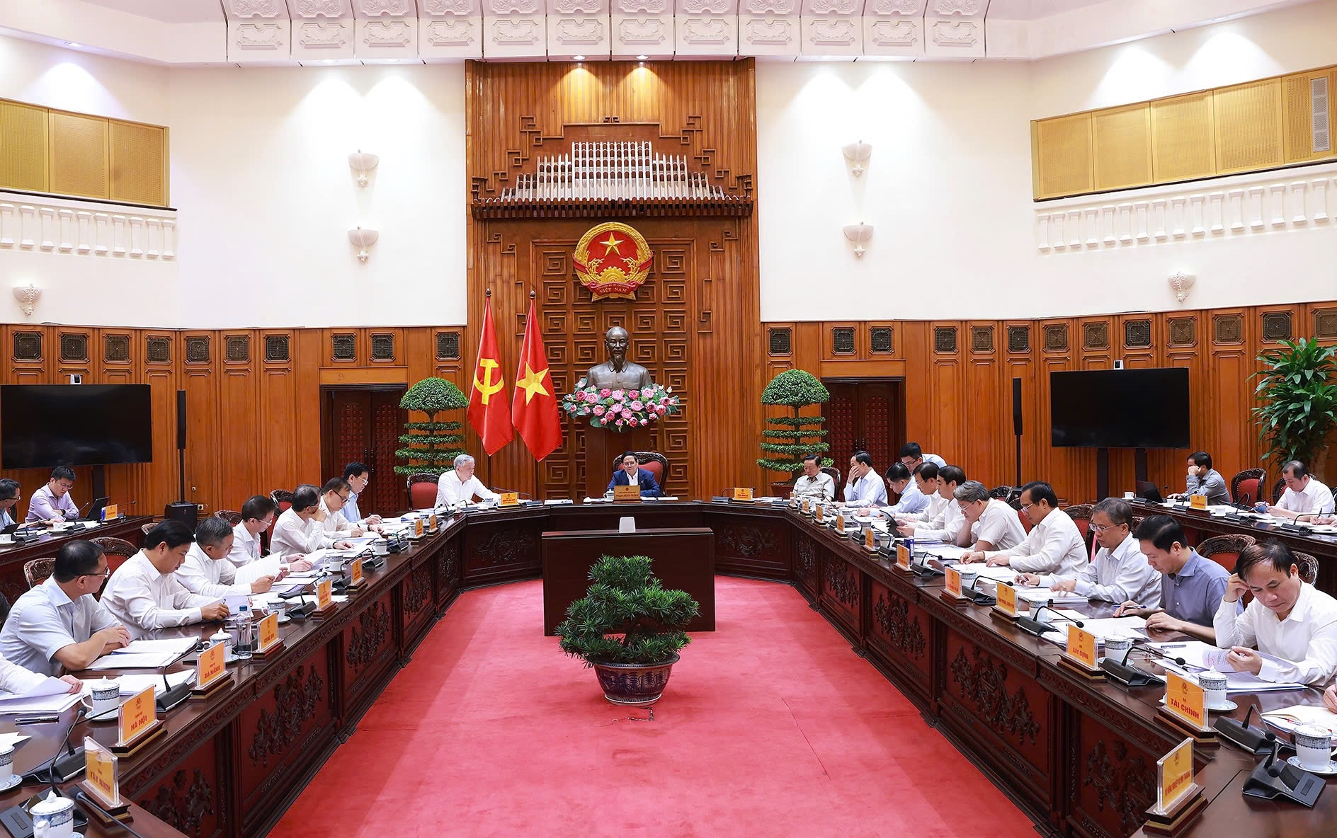 Thủ tướng chủ trì họp Ban Chỉ đạo của Chính phủ về tổng kết Nghị quyết số 18-NQ/TW về sắp xếp đơn vị sự nghiệp công lập thuộc các bộ, ngành, địa phương - Ảnh: VGP/Nhật Bắc