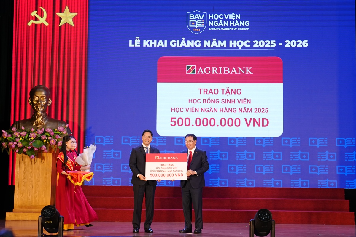 Đại diện các ngân hàng thương mại đã trao tặng các suất học bổng dành cho sinh viên Học viện Ngân hàng năm học 2024-2025