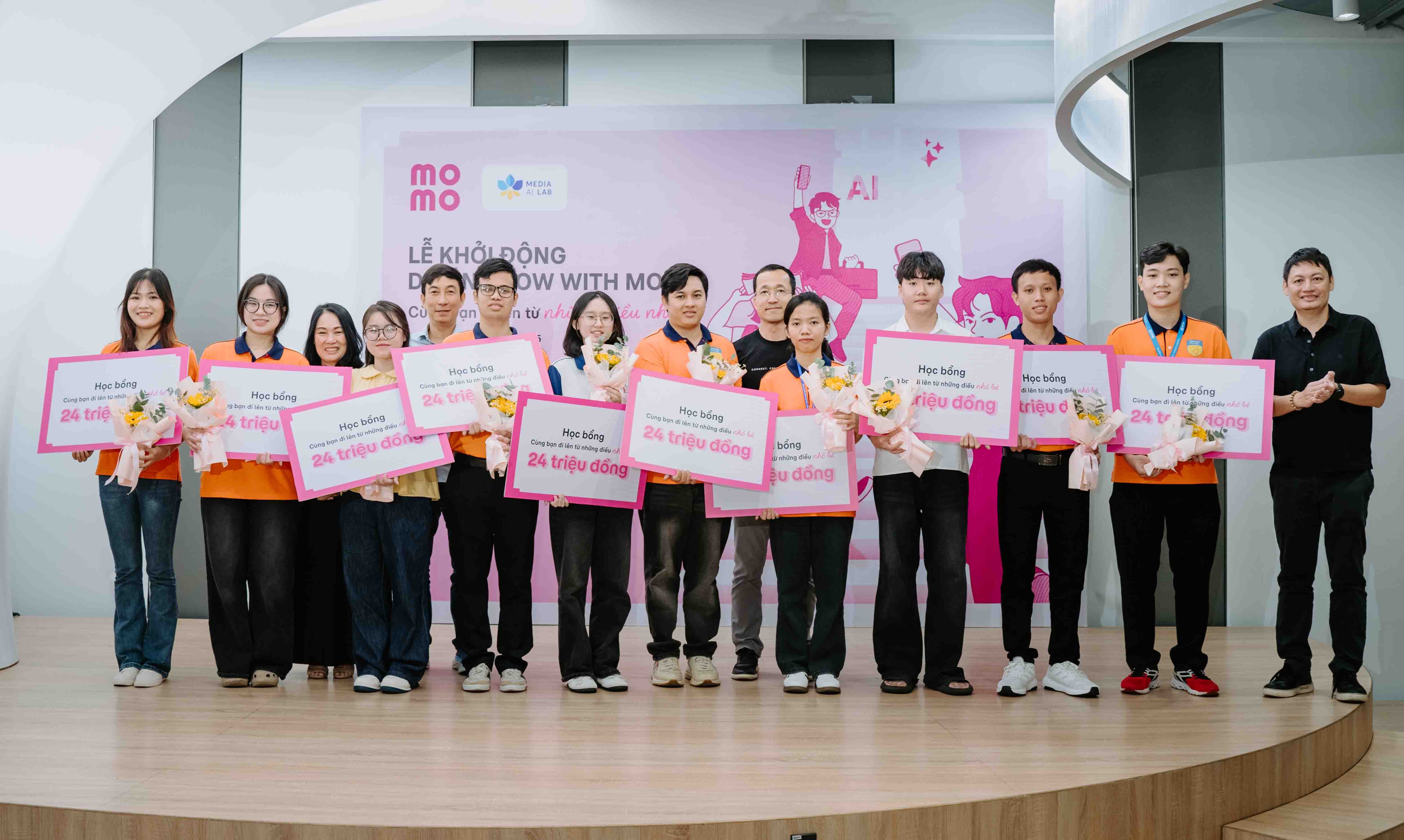 Tại Lễ Khởi động dự án, 10 bạn sinh viên đã nhận phần học bổng giá trị từ “Grow with MoMo”