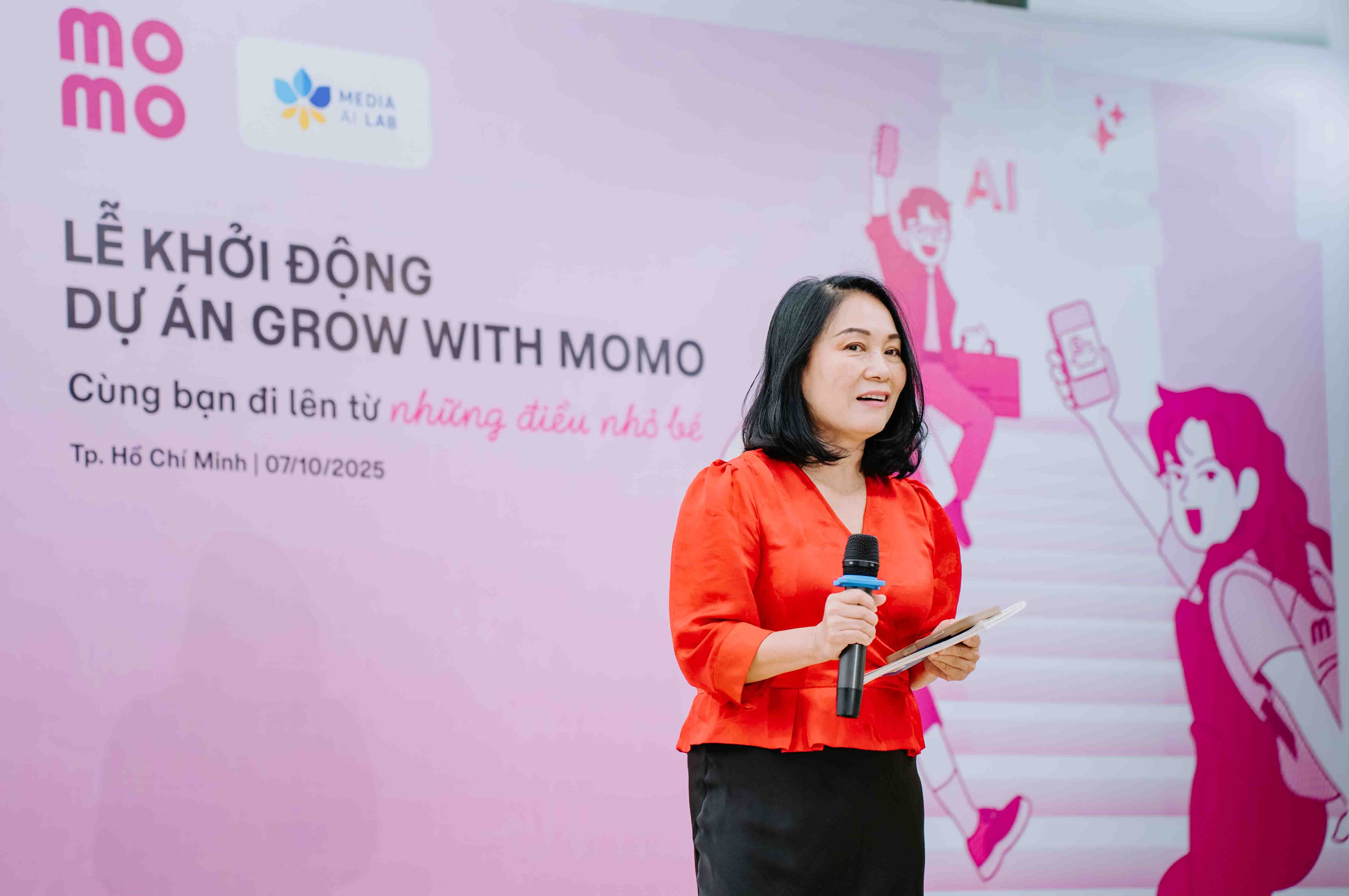 Tiến sĩ, nhà báo Tạ Bích Loan phát biểu tại sự kiện