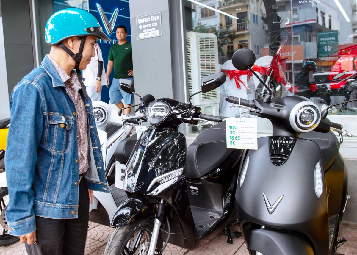 FE CREDIT hợp tác VinFast mang đến “combo” ưu đãi mua xe máy điện hấp dẫn, trả trước chỉ từ “0 đồng” FE CREDIT hợp tác VinFast mang đến “combo” ưu đãi mua xe máy điện hấp dẫn, trả trước chỉ từ “0 đồng”