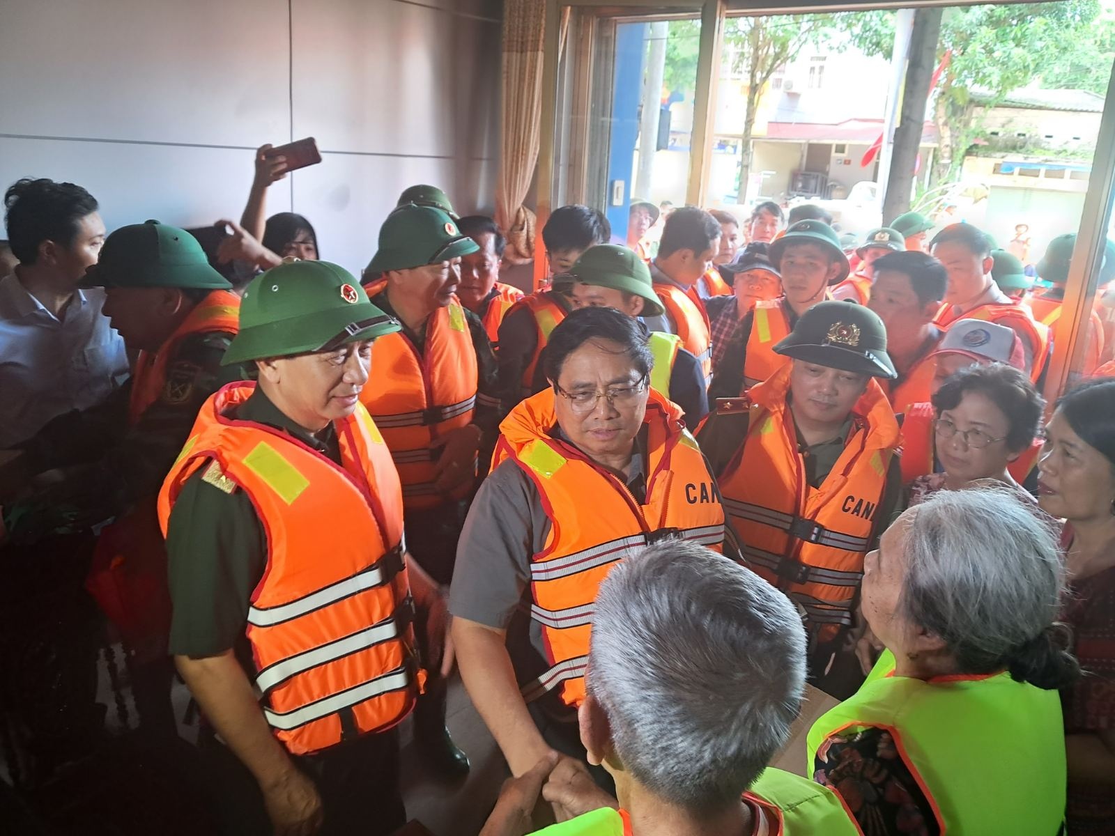 Thủ tướng thăm hỏi người dân vùng lũ tại Thái Nguyên - Ảnh: VGP