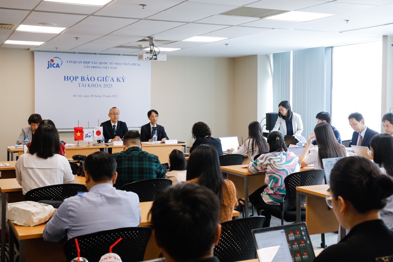 Buổi họp báo sáng 8/10 Buổi họp báo sáng 8/10