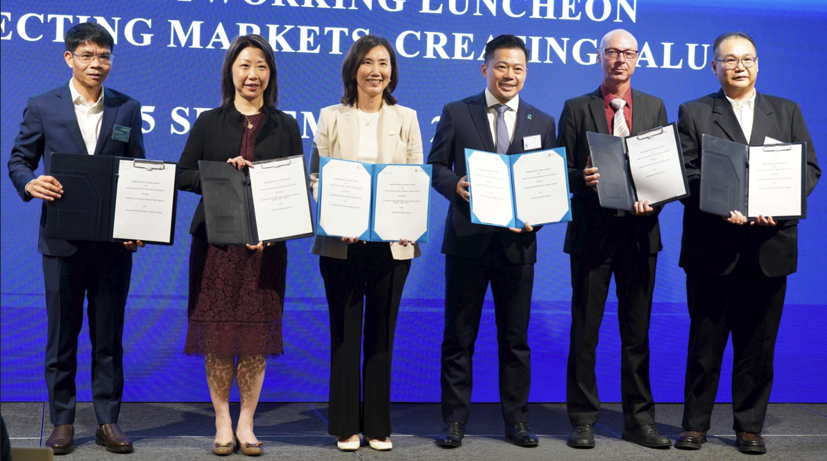 Standard Chartered ký các Biên bản Ghi nhớ tại Việt Nam nhằm tăng cường quan hệ Hồng Kông và ASEAN Standard Chartered ký các Biên bản Ghi nhớ tại Việt Nam nhằm tăng cường quan hệ Hồng Kông và ASEAN