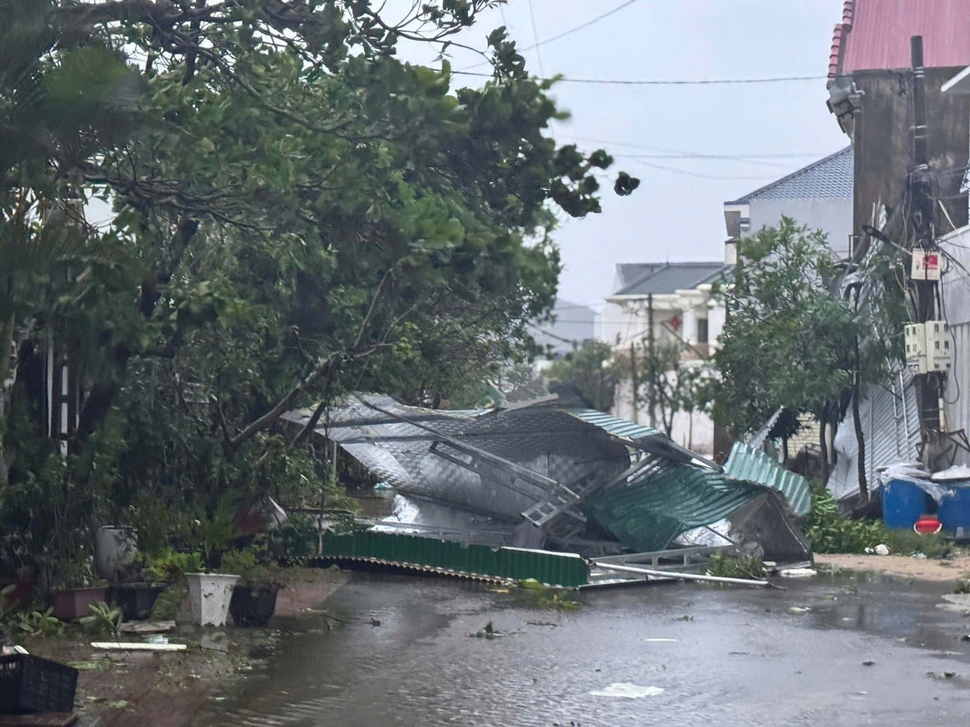 NHNN yêu cầu triển khai các giải pháp hỗ trợ người dân chịu ảnh hưởng bởi bão số 10