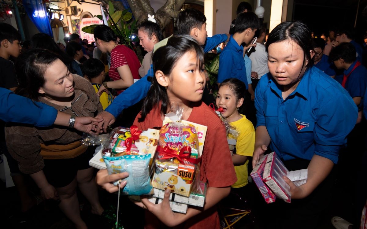 Tết trung thu – Tết đủ đầy và ấm áp của trẻ em khắp Việt Nam. Hành trình trung thu của Vinamilk năm nay đã dệt nên một bức tranh thật đẹp về tình yêu thương Tết trung thu – Tết đủ đầy và ấm áp của trẻ em khắp Việt Nam. Hành trình trung thu của Vinamilk năm nay đã dệt nên một bức tranh thật đẹp về tình yêu thương