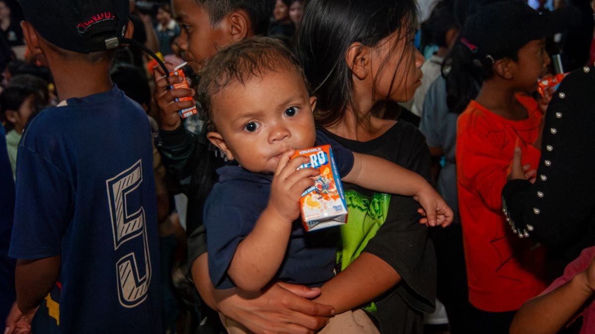 Không chỉ là những hộp sữa, mỗi phần quà Vinamilk gửi trao còn chứa đựng tình yêu thương, sự sẻ chia và niềm tin rằng mọi trẻ em Việt Nam đều xứng đáng được tận hưởng một tuổi thơ trọn vẹn Không chỉ là những hộp sữa, mỗi phần quà Vinamilk gửi trao còn chứa đựng tình yêu thương, sự sẻ chia và niềm tin rằng mọi trẻ em Việt Nam đều xứng đáng được tận hưởng một tuổi thơ trọn vẹn