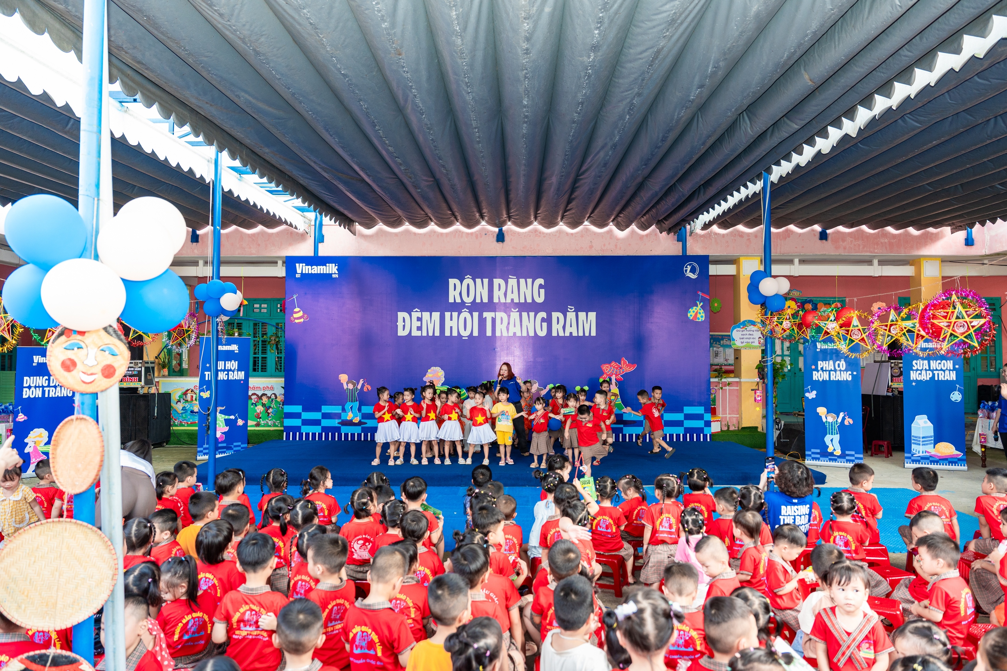 Tại Đà Nẵng, có một mùa trung thu thật đặc biệt đã đến với các em nhỏ trường Mẫu giáo Tiên Lãnh, xã Lãnh Ngọc, mang theo hàng ngàn sản phẩm dinh dưỡng, hàng nghìn bộ dụng cụ học tập, cùng nhiều quà bánh, những khúc ca rộn ràng và vô vàn tình yêu thương từ Vinamilk và Quỹ sữa Vươn cao Việt Nam Tại Đà Nẵng, có một mùa trung thu thật đặc biệt đã đến với các em nhỏ trường Mẫu giáo Tiên Lãnh, xã Lãnh Ngọc, mang theo hàng ngàn sản phẩm dinh dưỡng, hàng nghìn bộ dụng cụ học tập, cùng nhiều quà bánh, những khúc ca rộn ràng và vô vàn tình yêu thương từ Vinamilk và Quỹ sữa Vươn cao Việt Nam