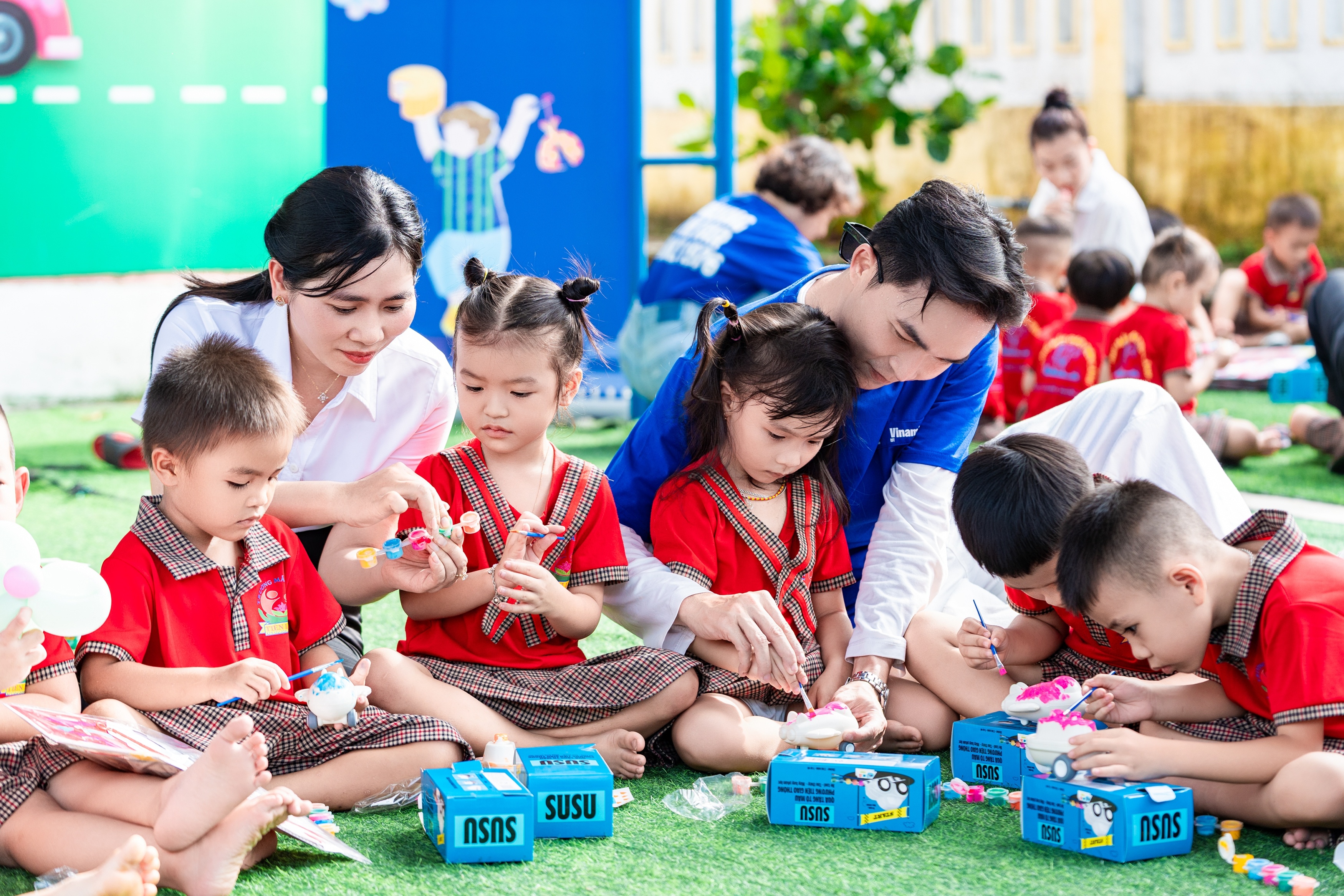 Sân trường rộn rã tiếng cười, những trò chơi sôi động, những bàn tay bé xíu khéo léo tô màu, vẽ nên bức tranh thơ trẻ, tô nên những ước mơ Sân trường rộn rã tiếng cười, những trò chơi sôi động, những bàn tay bé xíu khéo léo tô màu, vẽ nên bức tranh thơ trẻ, tô nên những ước mơ