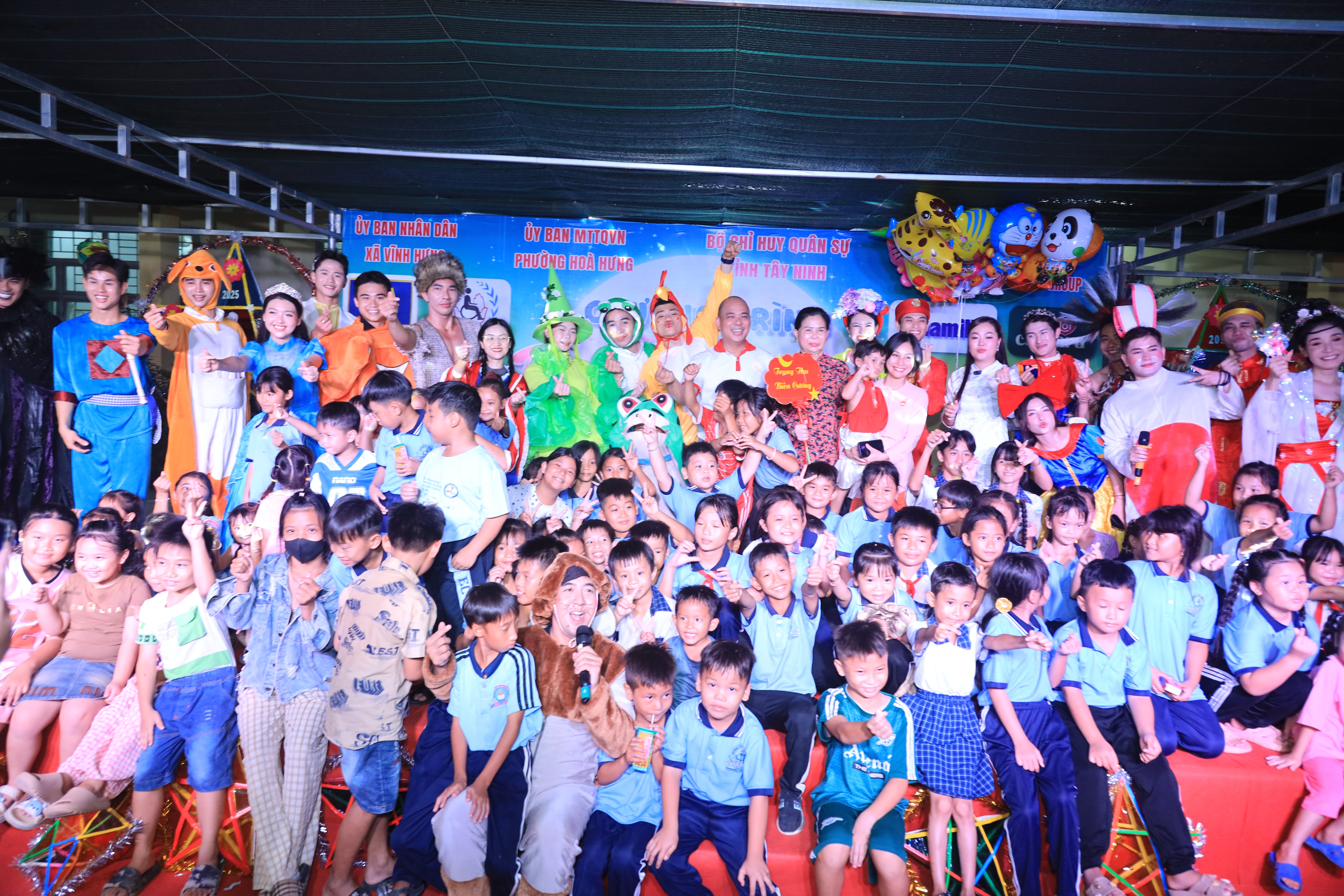 Hàng chục ngàn sản phẩm dinh dưỡng Vinamilk đã được gửi tặng cho thiếu nhi vùng biên tại xã Vĩnh Hưng, tỉnh Tây Ninh trong chương trình “Trung thu biên cương” như những ngọn đèn nhỏ thắp sáng niềm vui và lòng tự hào của tuổi thơ. Hàng chục ngàn sản phẩm dinh dưỡng Vinamilk đã được gửi tặng cho thiếu nhi vùng biên tại xã Vĩnh Hưng, tỉnh Tây Ninh trong chương trình “Trung thu biên cương” như những ngọn đèn nhỏ thắp sáng niềm vui và lòng tự hào của tuổi thơ.