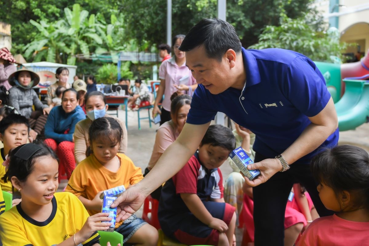 Các em đón nhận những món quà dinh dưỡng tốt lành từ Vinamilk trong mùa trăng Các em đón nhận những món quà dinh dưỡng tốt lành từ Vinamilk trong mùa trăng