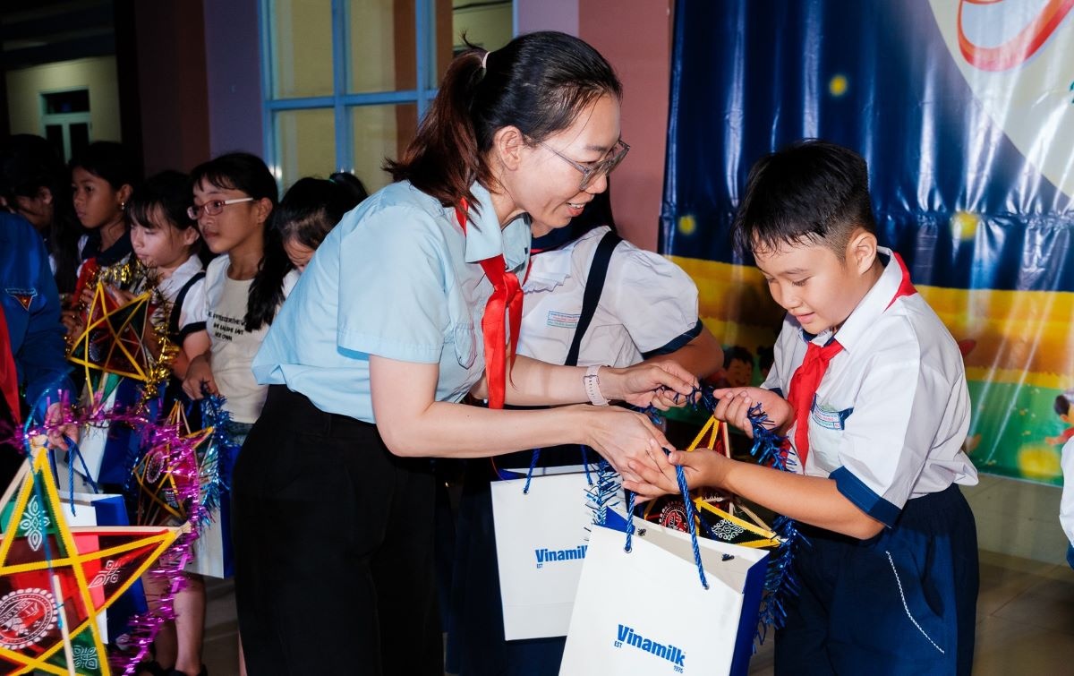 Tại chương trình “Ánh trăng hòa bình” ở xã Kim Long (TP.Hồ Chí Minh), những món quà dinh dưỡng của Vinamilk được trao đến các em nhỏ với rất nhiều yêu thương Tại chương trình “Ánh trăng hòa bình” ở xã Kim Long (TP.Hồ Chí Minh), những món quà dinh dưỡng của Vinamilk được trao đến các em nhỏ với rất nhiều yêu thương