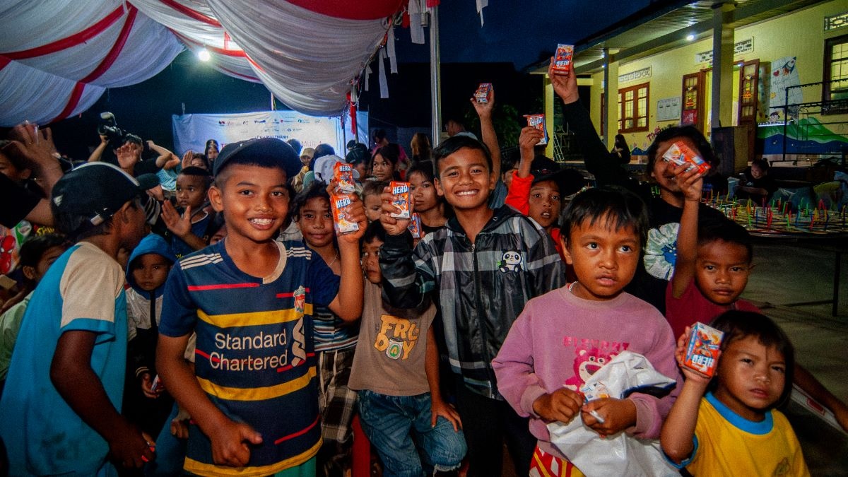 Tại những bản làng heo hút ở Tây Nguyên, nơi cuộc sống còn thiếu thốn, những hộp sữa thơm lành của Vinamilk đã làm sáng lên niềm vui của các em nhỏ Tại những bản làng heo hút ở Tây Nguyên, nơi cuộc sống còn thiếu thốn, những hộp sữa thơm lành của Vinamilk đã làm sáng lên niềm vui của các em nhỏ