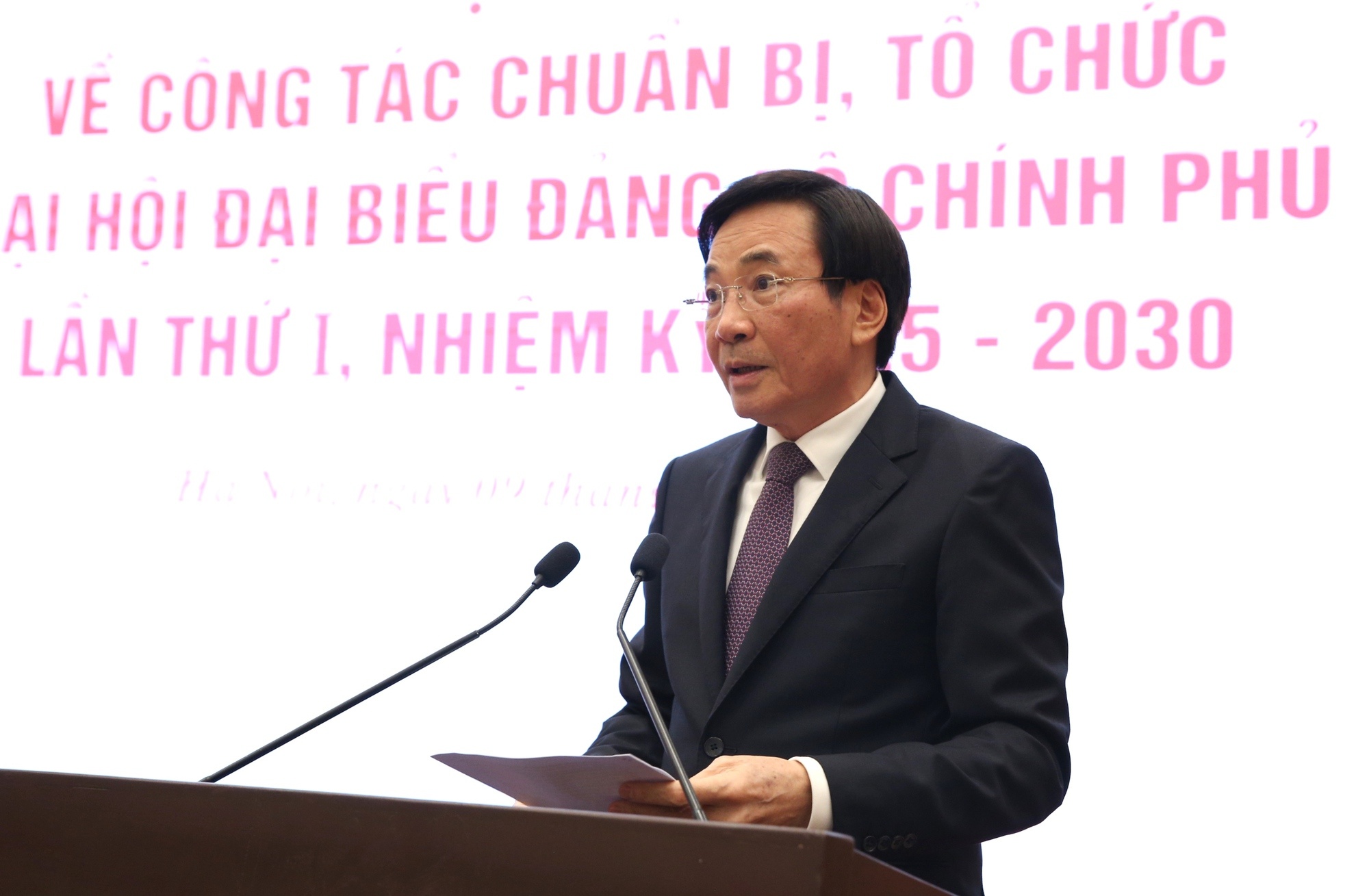 Bộ trưởng, Chủ nhiệm Văn phòng Chính phủ Trần Văn Sơn, Người phát ngôn của Chính phủ, thông báo những nội dung chủ yếu về công tác chuẩn bị, tổ chức Đại hội - Ảnh: VGP/Nguyễn Hoàng