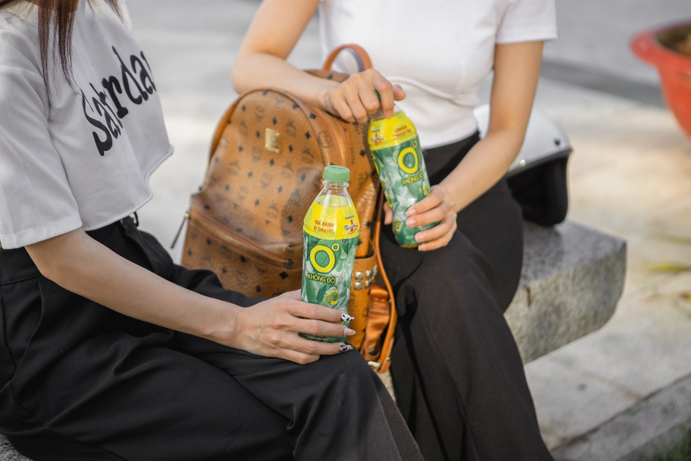 Cũng như Mai Khanh, Nhiều tân sinh viên luôn chọn Trà Xanh Không Độ để giải khát, giảm căng thẳng trước những khó khăn, thử thách trong môi trường mới.