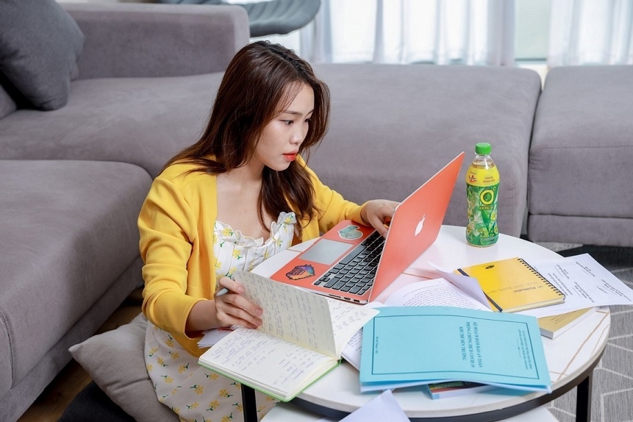 Môi trường học đề cao tính chủ động, deadline bài tập, làm việc nhóm khi chưa thân thiết ở môi trường đại học cũng khiến nhiều tân sinh viên lo lắng, căng thẳng. 