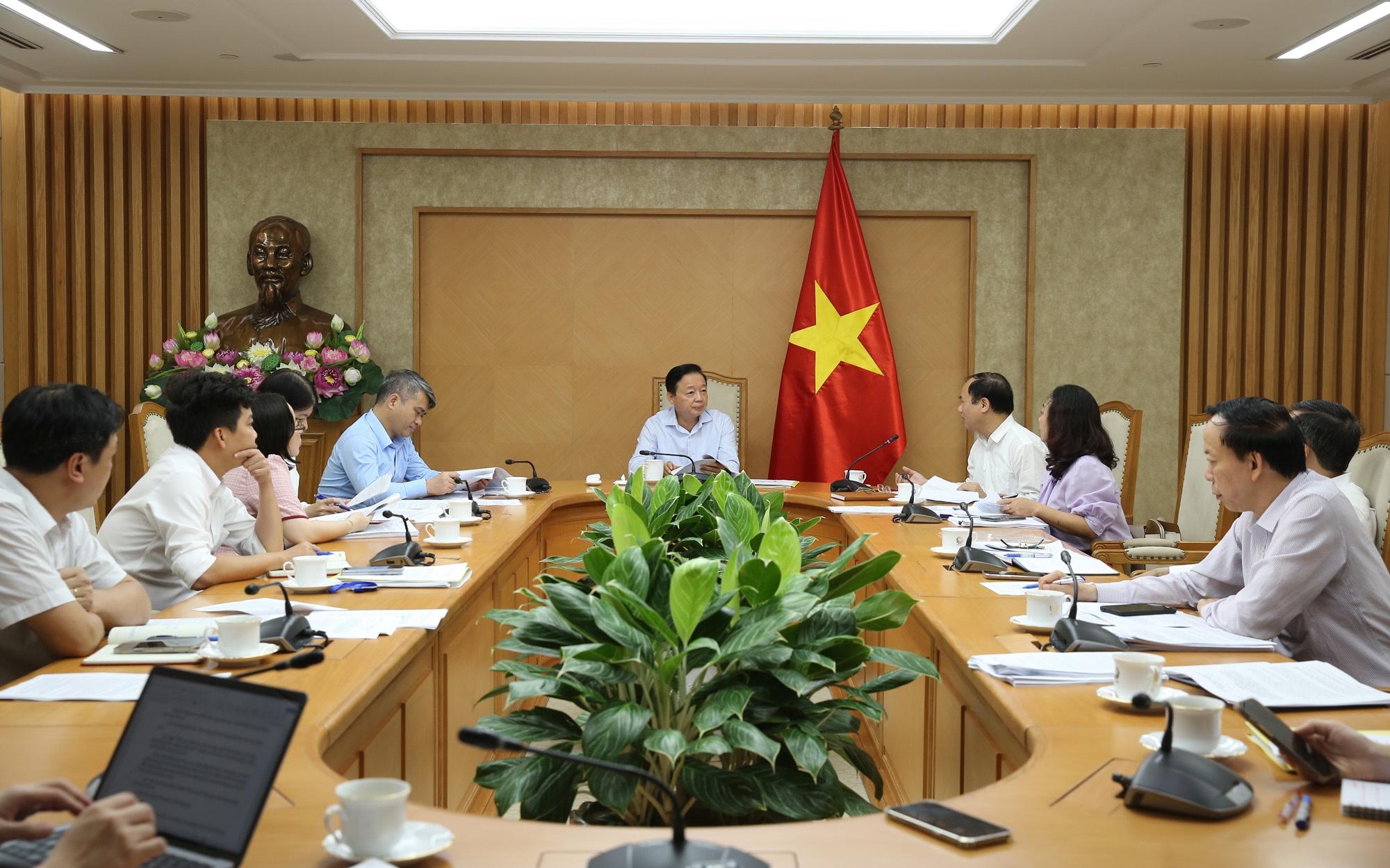 Phó Thủ tướng giao Bộ Xây dựng khẩn trương hoàn thiện dự thảo, rà soát toàn bộ nội dung, hoàn chỉnh tờ trình và tài liệu liên quan để trình Thủ tướng Chính phủ ký ban hành Nghị định - Ảnh: VGP/Minh Khôi