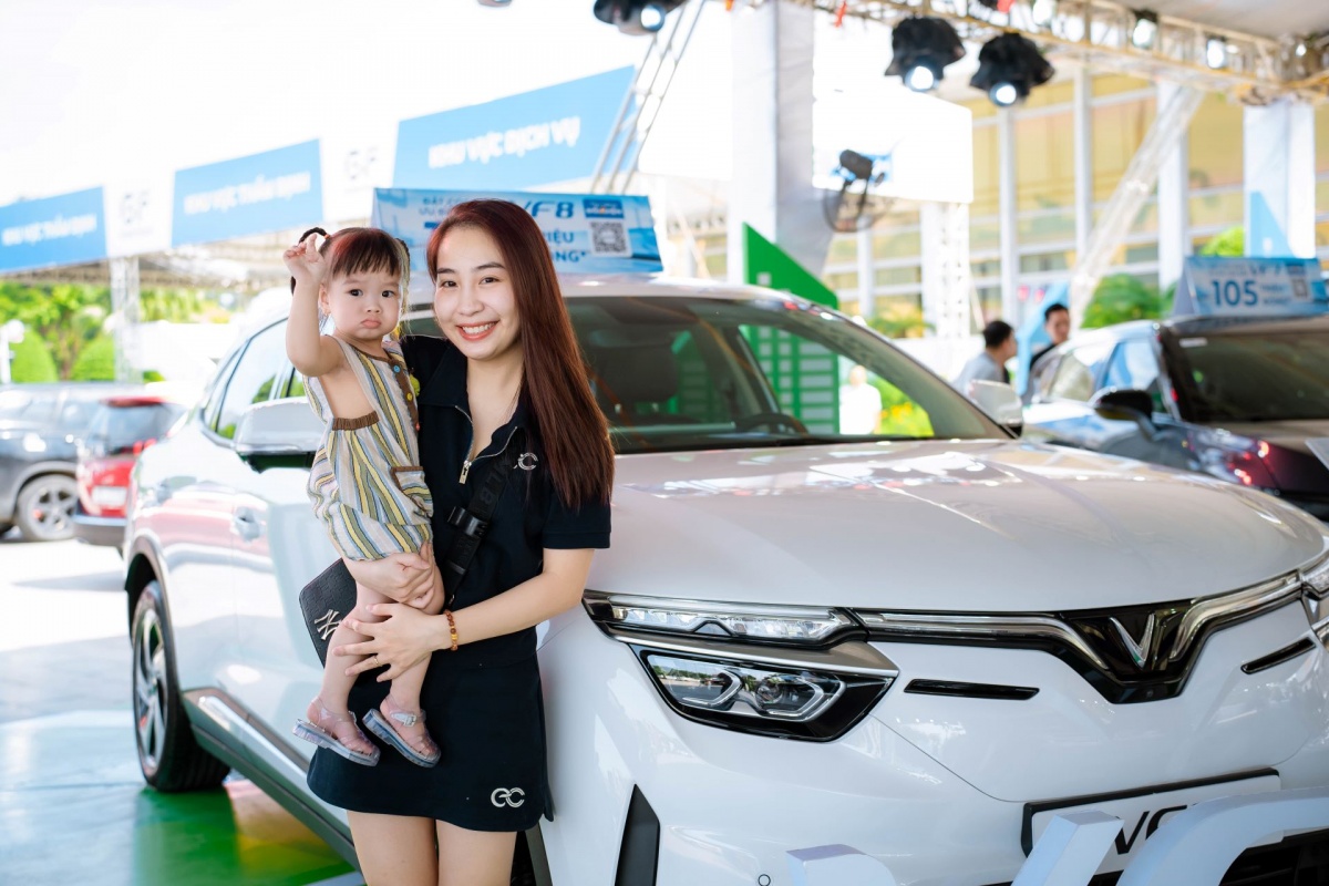 Người dân có cơ hội trải nghiệm xe điện VinFast ngay tại chỗ. Người dân có cơ hội trải nghiệm xe điện VinFast ngay tại chỗ.