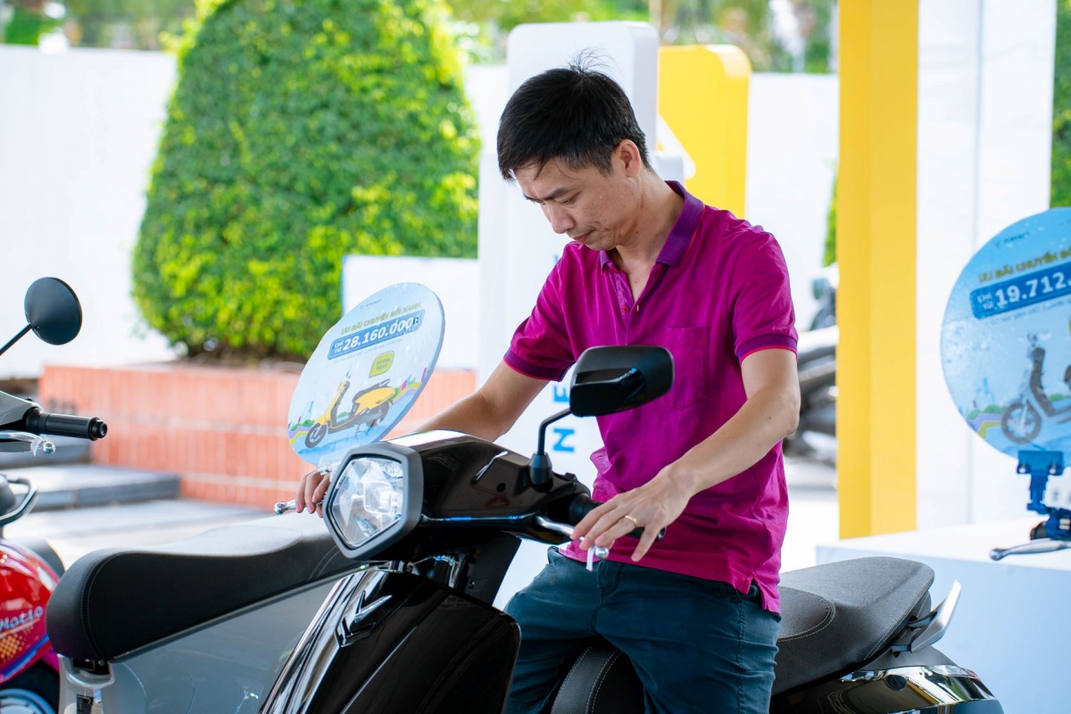 Người mua ô tô và xe máy điện VinFast đều được nhận ưu đãi. Người mua ô tô và xe máy điện VinFast đều được nhận ưu đãi.