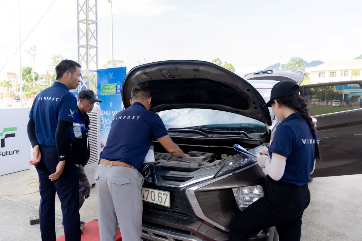 Mô hình trải nghiệm xuyên suốt tại chỗ từ thẩm định xe cũ, lái thử tới tư vấn chính sách bán hàng được nhiều khách hàng đánh giá cao. Mô hình trải nghiệm xuyên suốt tại chỗ từ thẩm định xe cũ, lái thử tới tư vấn chính sách bán hàng được nhiều khách hàng đánh giá cao.