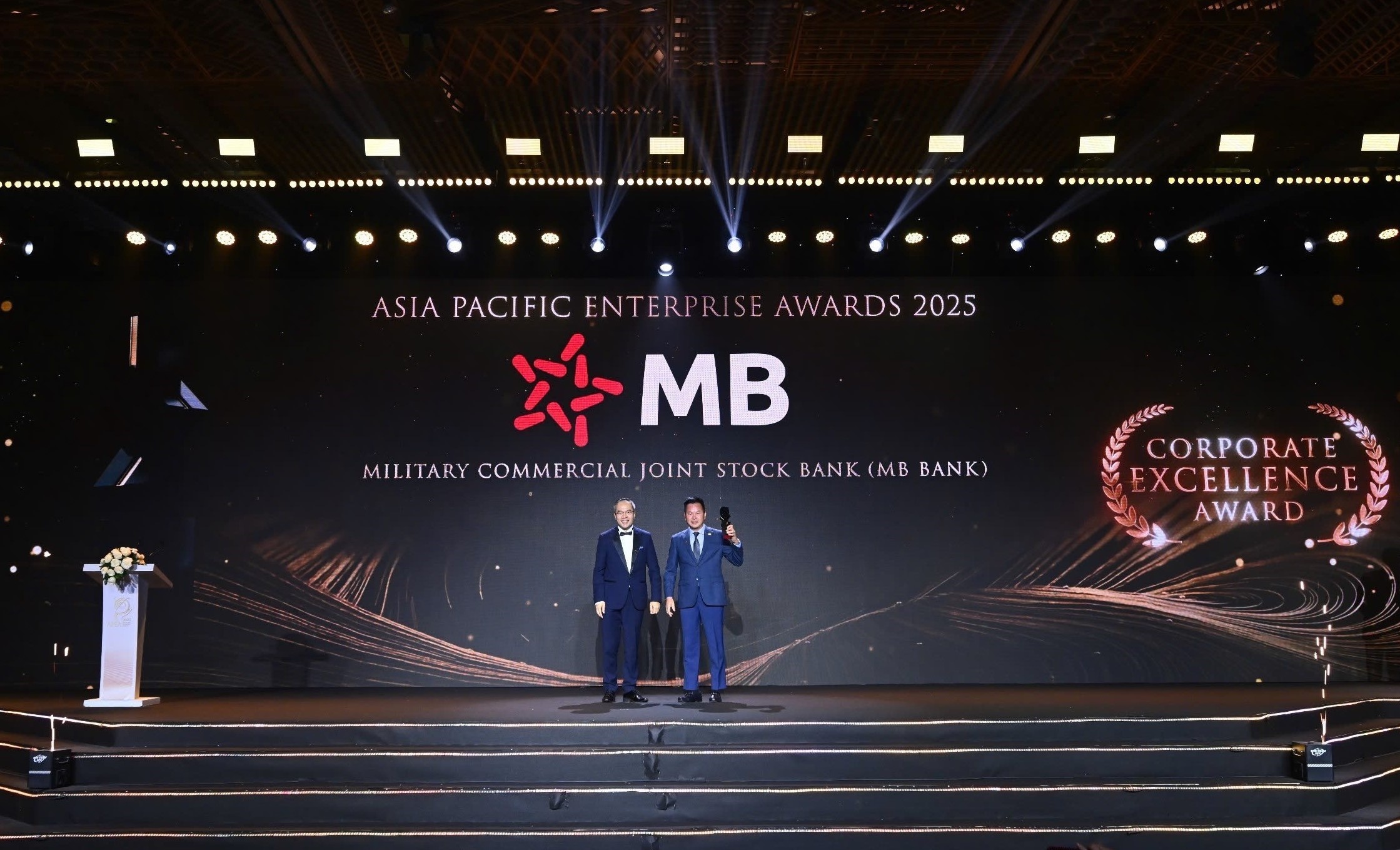 Ông Hà Trọng Khiêm – Phó Tổng giám đốc đại diện MB nhận giải thưởng