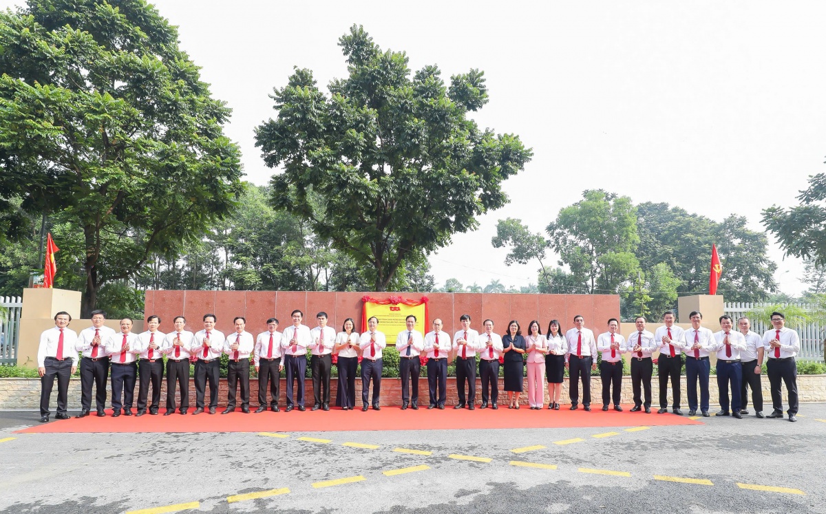 Đảng ủy Agribank gắn biển công trình chào mừng Đại hội Đảng bộ Chính phủ nhiệm kỳ 2025–2030