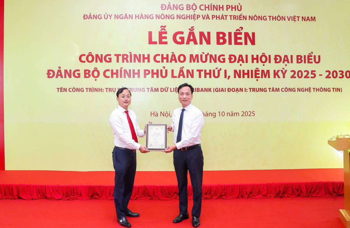 Đảng ủy Agribank gắn biển công trình chào mừng Đại hội Đảng bộ Chính phủ nhiệm kỳ 2025–2030