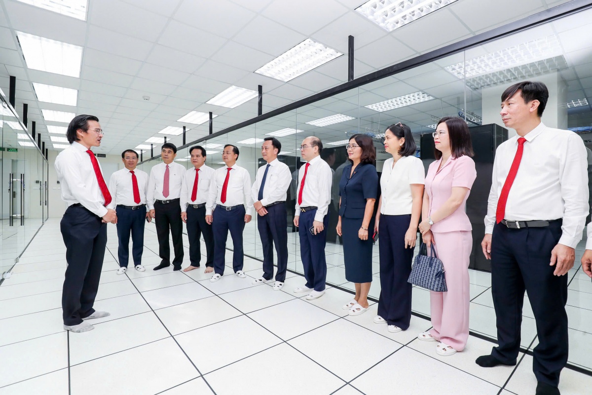 Đảng ủy Agribank gắn biển công trình chào mừng Đại hội Đảng bộ Chính phủ nhiệm kỳ 2025–2030