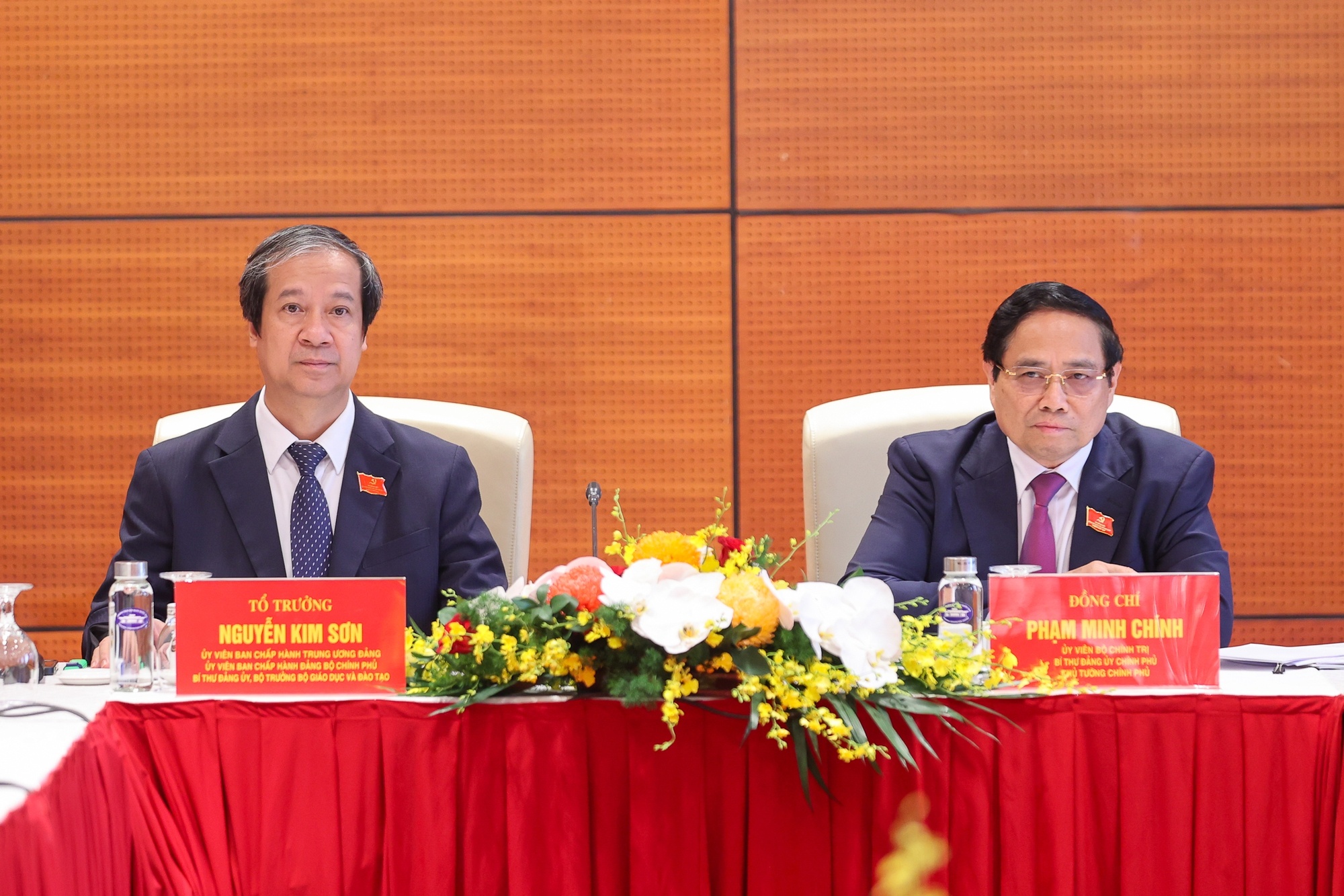 Thủ tướng Phạm Minh Chính và Bộ trưởng Bộ Giáo dục và Đào tạo Nguyễn Kim Sơn thảo luận tại tổ về các văn kiện Đại hội và dự thảo các văn kiện trình Đại hội XIV của Đảng - Ảnh: VGP/Nhật Bắc