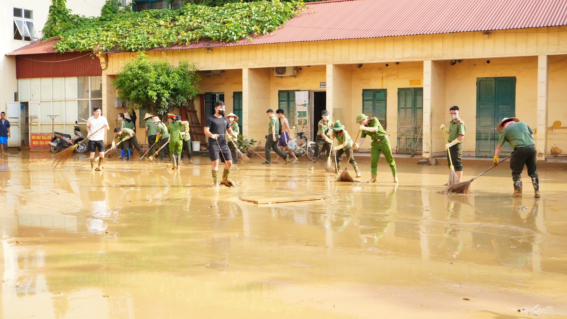 Công an tỉnh Thái Nguyên hỗ trợ cùng nhân dân dọn dẹp, vệ sinh môi trường sau mưa lũ, ngập lụt Công an tỉnh Thái Nguyên hỗ trợ cùng nhân dân dọn dẹp, vệ sinh môi trường sau mưa lũ, ngập lụt