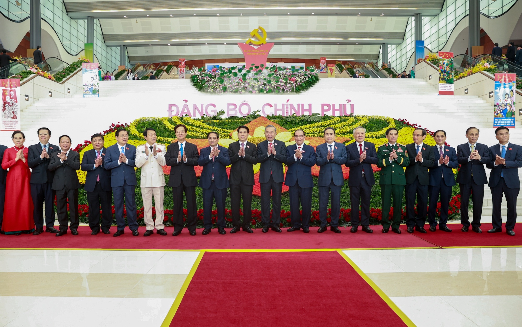 Tổng Bí thư Tô Lâm, Chủ tịch nước Lương Cường, Thủ tướng Phạm Minh Chính, Chủ tịch Quốc hội Trần Thanh Mẫn và các đồng chí lãnh đạo, nguyên lãnh đạo Đảng, Nhà nước dự Đại hội Đảng bộ Chính phủ lần thứ I, nhiệm kỳ 2025-2030 - Ảnh: VGP/Nhật Bắc