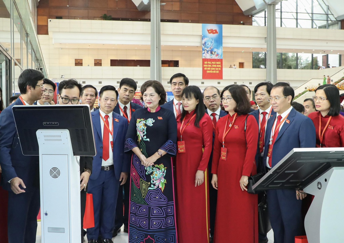 Thủ tướng Phạm Minh Chính thăm gian triển lãm ngành Ngân hàng chào mừng Đại hội Đại biểu Đảng bộ Chính phủ lần thứ nhất
