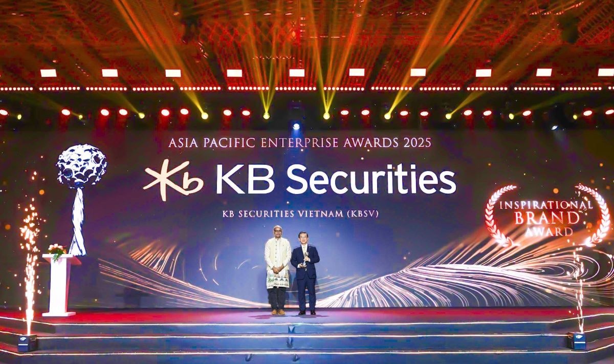 Ông Park Kang Hyun - Tổng giám đốc Chứng khoán KB Việt Nam (KBSV) vinh dự đón nhận giải “Thương hiệu truyền cảm hứng” tại APEA 2025