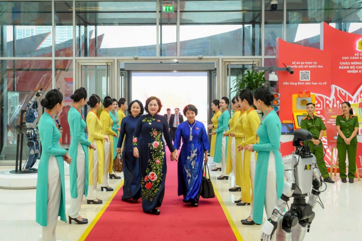 Thủ tướng Phạm Minh Chính thăm gian triển lãm ngành Ngân hàng chào mừng Đại hội Đại biểu Đảng bộ Chính phủ lần thứ nhất