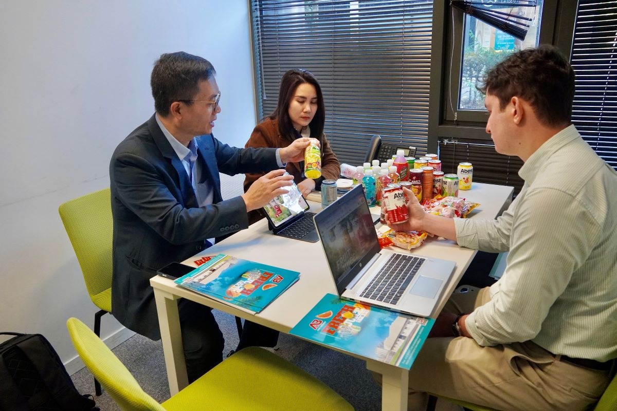 Doanh nghiệp Việt Nam (trái) giới thiệu hàng hóa tới nhà mua hàng của Pháp