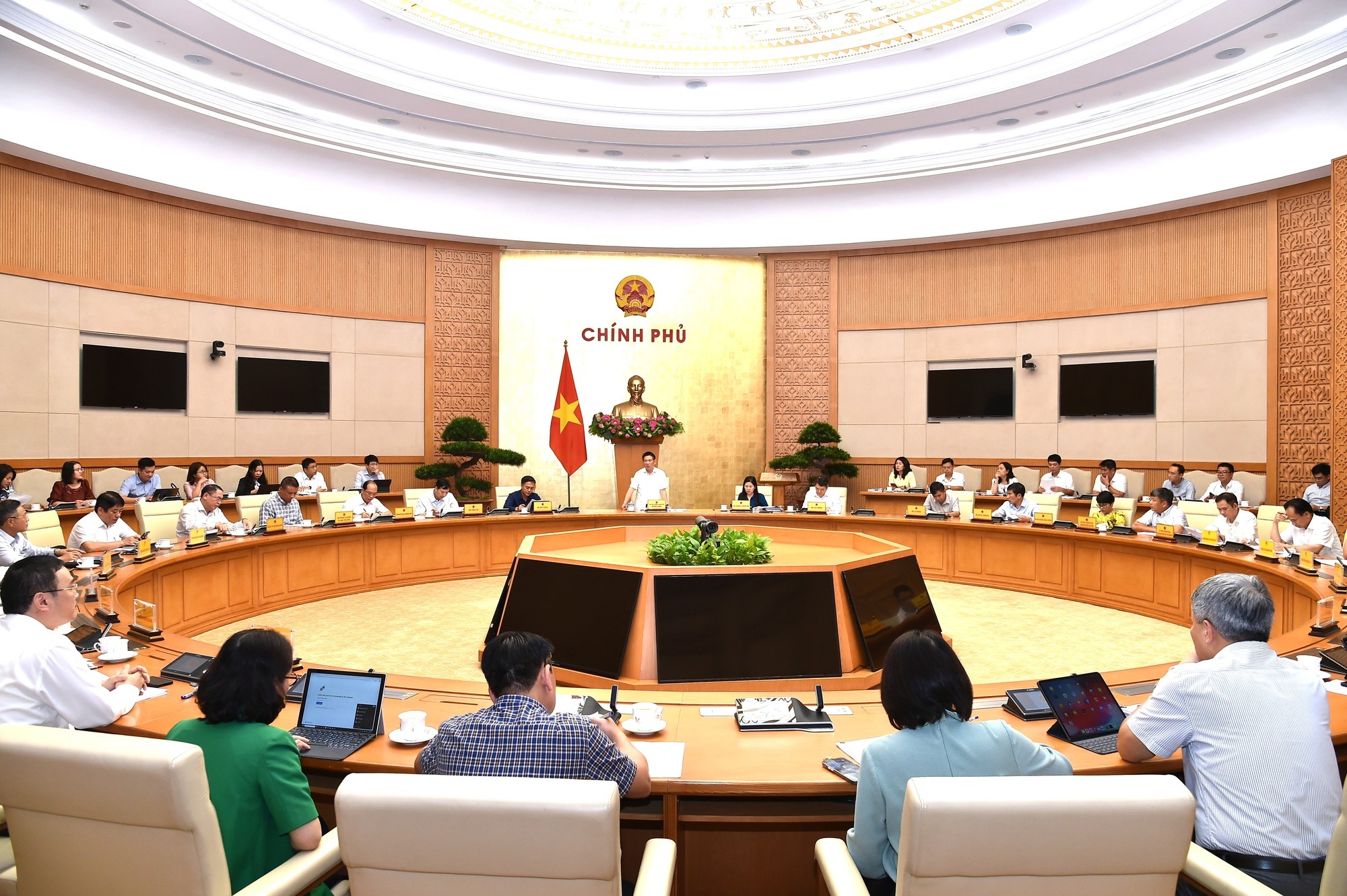Phó Thủ tướng Chính phủ Hồ Đức Phớc chủ trì cuộc họp - Ảnh: VGP/Trần Mạnh